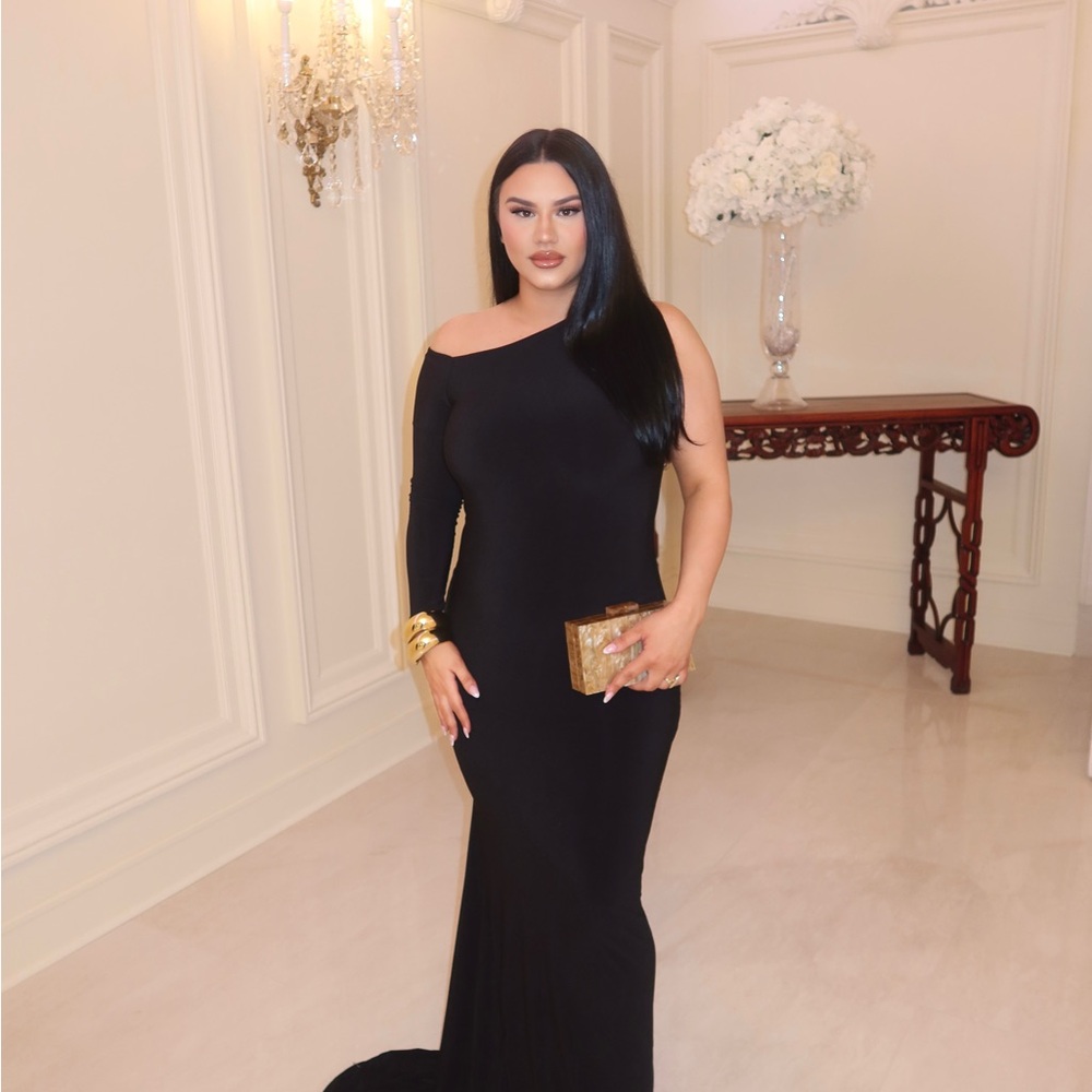 Elegant Black One-Shoulder Dress